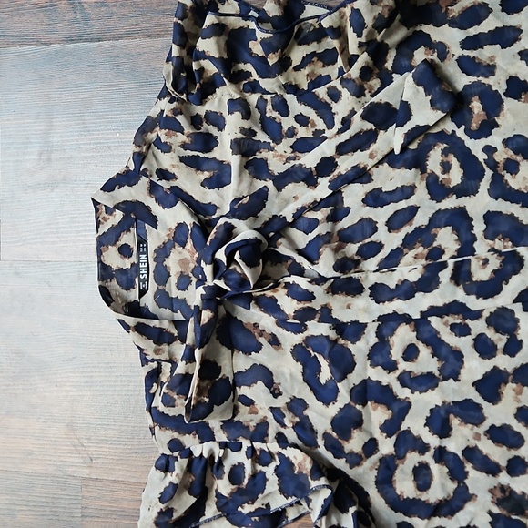 Chic Leopard Print Blouse - Picture 2 of 4